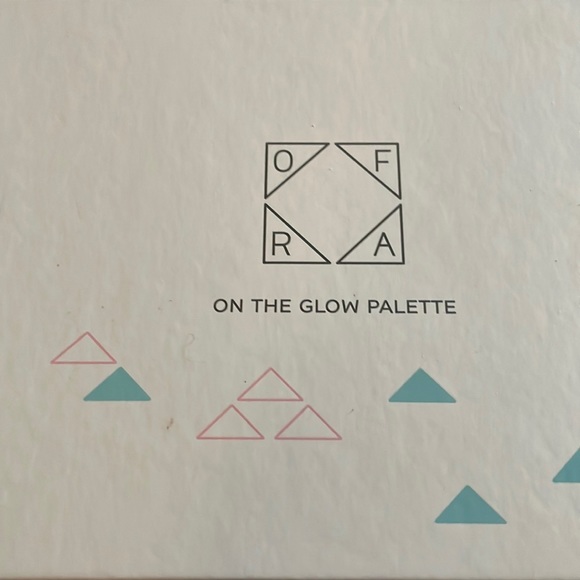 On the glow palette highlighting and bronzing ofra - Picture 1 of 4